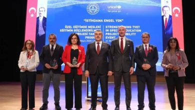 Milli Eğitim Bakanı Yusuf Tekin, UNICEF Türkiye Temsilcisi Paolo Marchi ve ellerinde plaket tutan katılımcılar yan yana sahnede bulunuyor.