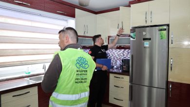 Nilüfer Belediyesi personeli mutfak alanında inceleme yapıyor.