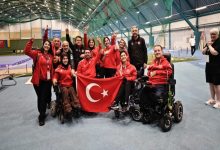 Para Boccia Milli Takımı ve teknik kadro Türk bayrağıyla poz veriyor.