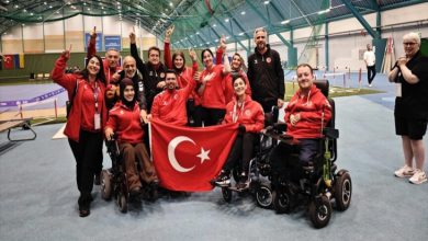 Para Boccia Milli Takımı ve teknik kadro Türk bayrağıyla poz veriyor.