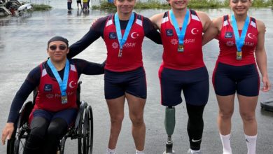 Paris Para Kürek Yarışları’nda madalya kazanan millilerimiz birlikte poz veriyor.