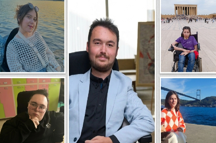 Kolaj şeklindeki görselde SMA’lı gençler ve bir topluluk temsilcisi farklı karelerde yer alıyor. Ortadaki fotoğrafta takım elbiseli bir erkek ofis ortamında poz verirken, çevresindeki karelerde genç bireyler günlük yaşamlarından ve gezi anlarından görüntülerle görülüyor. Görsel, dayanışma, sosyal katılım ve gençlik topluluğu temasını yansıtıyor.
