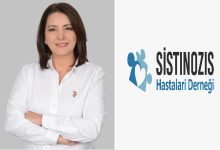 Görsel, Sistinozis Hastaları Derneği Başkanı Gülnur Gökmen’in portre fotoğrafı ile dernek logosunun yan yana geldiği bir tasarımdır. Gülnur Gökmen beyaz gömleğiyle gülümseyerek poz verirken, sağ tarafta mavi-gri tonlarda yapboz parçası ve kalp figüründen oluşan dernek amblemi yer almaktadır.