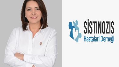 Görsel, Sistinozis Hastaları Derneği Başkanı Gülnur Gökmen’in portre fotoğrafı ile dernek logosunun yan yana geldiği bir tasarımdır. Gülnur Gökmen beyaz gömleğiyle gülümseyerek poz verirken, sağ tarafta mavi-gri tonlarda yapboz parçası ve kalp figüründen oluşan dernek amblemi yer almaktadır.