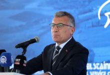 AK Parti Grup Başkanı Abdullah Güler, kürsüde mikrofonla konuşma yapıyor.