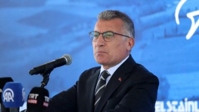 AK Parti Grup Başkanı Abdullah Güler, kürsüde mikrofonla konuşma yapıyor.