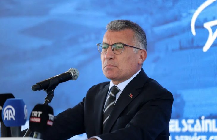AK Parti Grup Başkanı Abdullah Güler, kürsüde mikrofonla konuşma yapıyor.