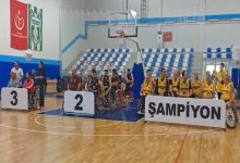 Basketbol sahasında şampiyon yazılı stant arkasında Brew Mood 9 Eylül Engelliler Spor Kulübü, iki ve üç sayılı stant arkasında Engelsiz Gaziantep Spor Kulübü, 68 Aksaray Engelliler Spor Kulübü sporcuları bulunuyor.