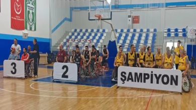 Basketbol sahasında şampiyon yazılı stant arkasında Brew Mood 9 Eylül Engelliler Spor Kulübü, iki ve üç sayılı stant arkasında Engelsiz Gaziantep Spor Kulübü, 68 Aksaray Engelliler Spor Kulübü sporcuları bulunuyor.