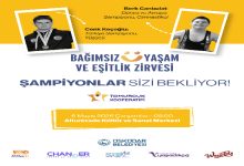 Sarı ve beyaz tonlarının hâkim olduğu afişte, Tomurcuk Kooperatifi'nin düzenlediği “Bağımsız Yaşam ve Eşitlik Zirvesi” duyuruluyor. Paralimpik sporcular Berk Canbulat ve Cenk Keçoğlu'nun fotoğraflarına yer verilen afişte, etkinliğin 6 Mayıs 2026 Çarşamba günü saat 09.00'da Üsküdar Altunizade Kültür ve Sanat Merkezi'nde gerçekleştirileceği belirtiliyor. Üsküdar Belediyesi ve çeşitli kurumların logoları da afişte bulunuyor.