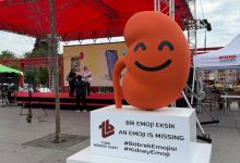 Böbrek emojisinin üç boyutlu yazıcı teknolojisiyle üretilen 2,5 metre yüksekliğindeki dev maketi etkinlik alanında bulunuyor.