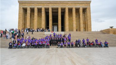 Anıtkabir’in önünde bir araya gelen SMA’lı bireyler, aileleri ve destekçileri toplu fotoğraf çektiriyor. Katılımcıların çoğu mor renkli kıyafetler giyerken, bazı bireyler tekerlekli sandalye kullanıyor. Görsel, birlik, dayanışma ve toplumsal farkındalık mesajı taşıyor.