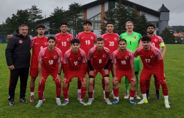 U23 İşitme Engelliler Futbol Milli Takımı sahada.