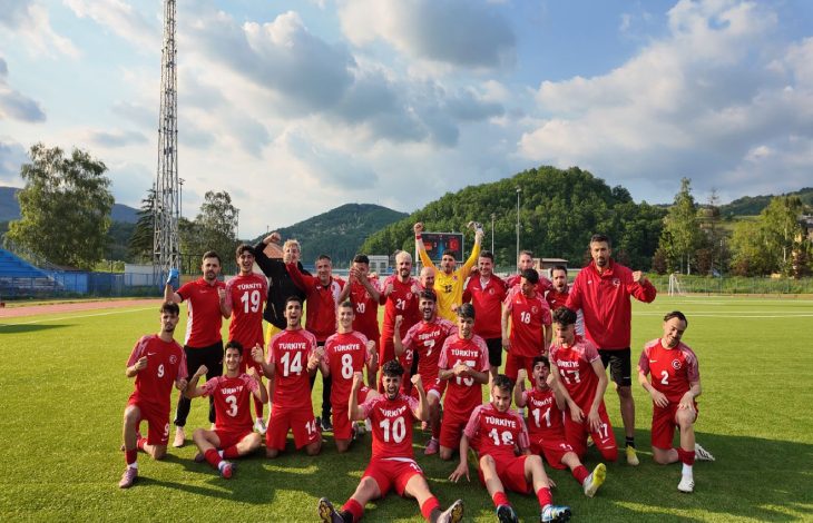 U23 İşitme Engelliler Futbol Milli Takımı sahada seviniyor.