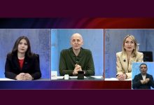 Ekran görüntüsünde soldan sağa doğru SERÇEV Yönetim Kurulu Başkan Yardımcısı Avukat Büşra Eröksüz, sunucu Uğur Becerikli, SERÇEV Yönetim Kurulu Başkanı Hülya Kırçuval bulunurken, sağ alt köşede işaret dili çevirmeni erkek bulunuyor.