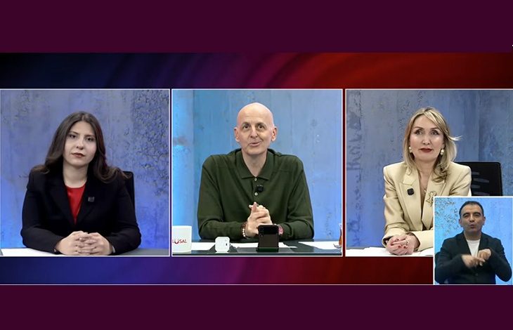 Ekran görüntüsünde soldan sağa doğru SERÇEV Yönetim Kurulu Başkan Yardımcısı Avukat Büşra Eröksüz, sunucu Uğur Becerikli, SERÇEV Yönetim Kurulu Başkanı Hülya Kırçuval bulunurken, sağ alt köşede işaret dili çevirmeni erkek bulunuyor.