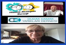 Mavi çerçeveli görselde, “Yüzümle Mutluyum Derneği” ve “Dudak Damak Yarıkları Derneği” logolarının yer aldığı bir çevrim içi görüşme ekranı görülüyor. Görselde biri erkek biri kadın olmak üzere iki kişi video bağlantısıyla konuşurken yer alıyor. Kadın katılımcı ev ortamında gülümserken, erkek katılımcı üst köşedeki küçük pencerede görünüyor.