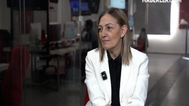 AK Parti Erzurum Milletvekili ve Dünya Kadın Parlamenterler Birliği Başkan Yardımcısı Avukat Fatma Öncü, yayın stüdyosunda bulunuyor.