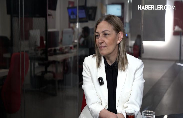 AK Parti Erzurum Milletvekili ve Dünya Kadın Parlamenterler Birliği Başkan Yardımcısı Avukat Fatma Öncü, yayın stüdyosunda bulunuyor.