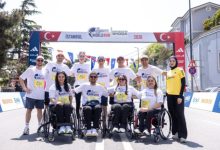 Koşuya katılan paralimpik milli sporcular; Öznur Cüre Girdi, Nil Mısır, Yiğit Can Aydın, Merve Nur Eroğlu ve katılımcılar yarış alanında poz veriyor.