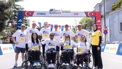 Koşuya katılan paralimpik milli sporcular; Öznur Cüre Girdi, Nil Mısır, Yiğit Can Aydın, Merve Nur Eroğlu ve katılımcılar yarış alanında poz veriyor.