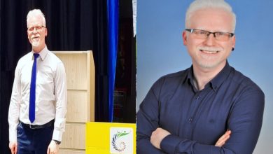 Görselde iki ayrı karede aynı kişi yer alıyor. Solda bir etkinlik alanında resmi kıyafetle ayakta dururken, yanında “Albinizm Derneği” logosunun bulunduğu bir kürsü görülüyor. Sağda ise mavi fon önünde çekilmiş profesyonel bir portre fotoğrafı yer alıyor. Görsel, albinizm farkındalığı ve temsil çalışmalarına odaklanan bir içerik izlenimi veriyor.
