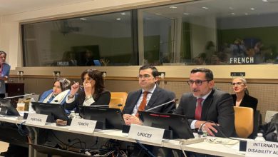 Engelli ve Yaşlı Hizmetleri Genel Müdürü Taha Kürşad Sezen ve yetkililer konferans salonunda heyet olarak masada bulunuyor