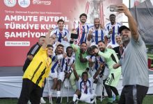 Ampute Futbol Türkiye Kupasını kaldıran Şahinbey Belediyesporlu futbolcular öz çekim yapıyor.