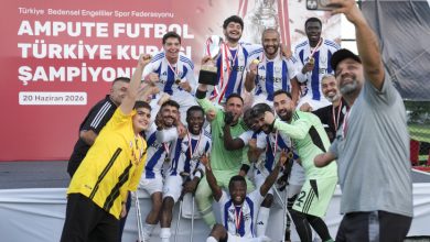 Ampute Futbol Türkiye Kupasını kaldıran Şahinbey Belediyesporlu futbolcular öz çekim yapıyor.