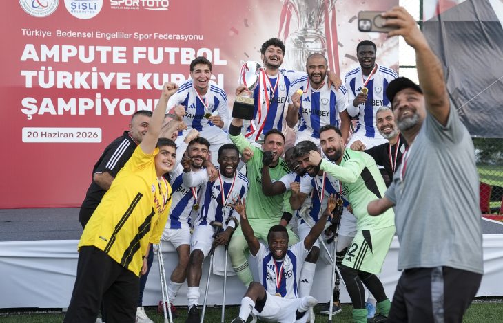 Ampute Futbol Türkiye Kupasını kaldıran Şahinbey Belediyesporlu futbolcular öz çekim yapıyor.