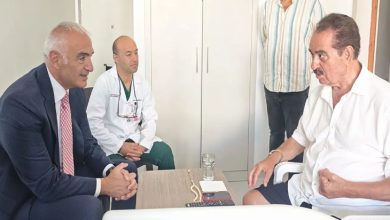 Kültür ve Turizm Bakanı Mehmet Nuri Ersoy ile sanatçı İbrahim Tatlıses oturarak sohbet ederken, yanlarında Başhekim Prof. Dr. Emre Adıgüzel bulunuyor.