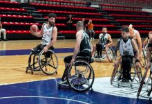 Maç anında top süren basketbolcuya markaj uygulanıyor ve diğer sporcular sahada bulunuyor.