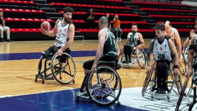 Maç anında top süren basketbolcuya markaj uygulanıyor ve diğer sporcular sahada bulunuyor.