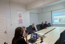 Görselde, bir toplantı salonunda gerçekleştirilen eğitim programı görülüyor. Masanın etrafında oturan katılımcılar, projeksiyon cihazıyla yansıtılan sunumu takip ediyor. Salonda bulunan afişte, programın T.C. Bilecik Aile ve Sosyal Hizmetler İl Müdürlüğü tarafından düzenlendiği anlaşılıyor. Eğitim ortamında bilgilendirme ve farkındalık çalışması yapıldığı görülüyor.