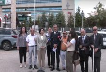 "Cumhuriyet Halk Partisi (CHP), engelli bireylerin araç alımında yararlandığı Özel Tüketim Vergisi (ÖTV) istisnasının kapsamını daraltan düzenlemenin iptali istemiyle Anayasa Mahkemesi’ne başvurdu.jpg" isimli görselde, T.C. Anayasa Mahkemesi binasının önünde gerçekleştirilen bir basın açıklaması anı görülmektedir.