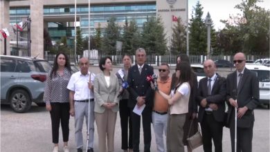 "Cumhuriyet Halk Partisi (CHP), engelli bireylerin araç alımında yararlandığı Özel Tüketim Vergisi (ÖTV) istisnasının kapsamını daraltan düzenlemenin iptali istemiyle Anayasa Mahkemesi’ne başvurdu.jpg" isimli görselde, T.C. Anayasa Mahkemesi binasının önünde gerçekleştirilen bir basın açıklaması anı görülmektedir.