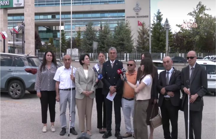 "Cumhuriyet Halk Partisi (CHP), engelli bireylerin araç alımında yararlandığı Özel Tüketim Vergisi (ÖTV) istisnasının kapsamını daraltan düzenlemenin iptali istemiyle Anayasa Mahkemesi’ne başvurdu.jpg" isimli görselde, T.C. Anayasa Mahkemesi binasının önünde gerçekleştirilen bir basın açıklaması anı görülmektedir.