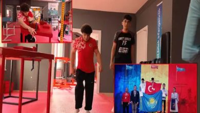 Görselde, milli sporcu Raşid Mavigil'in bir spor salonunda antrenman yaptığı görülüyor. Doğuştan bedensel engeli bulunan Mavigil, özel ekipmanlarla çalışmalarını sürdürüyor. Görselin sağ alt kısmında ise uluslararası bir organizasyonda madalya kürsüsünde yer aldığı an bulunuyor. Fotoğraf, sporcunun antrenman süreci ile elde ettiği sportif başarıları bir arada yansıtıyor.