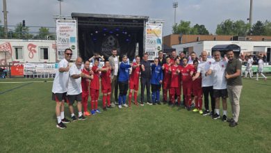 Down Futsal Milli Takımı, federasyon yönetimi ile sahada poz veriyor.