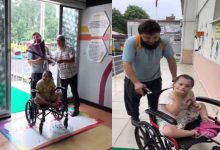 İki kareden oluşan görselde tekerlekli sandalyedeki bir kız çocuğu ve yanında ona eşlik eden yetişkinler yer alıyor. Sol karede okul içinde sürpriz bir karşılama anı yaşanırken, sağ karede bir baba çocuğunu okul alanında tekerlekli sandalye ile götürüyor. Görsel, duygusal ve destek odaklı bir anı yansıtıyor.