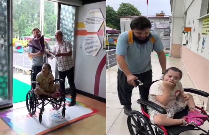 İki kareden oluşan görselde tekerlekli sandalyedeki bir kız çocuğu ve yanında ona eşlik eden yetişkinler yer alıyor. Sol karede okul içinde sürpriz bir karşılama anı yaşanırken, sağ karede bir baba çocuğunu okul alanında tekerlekli sandalye ile götürüyor. Görsel, duygusal ve destek odaklı bir anı yansıtıyor.