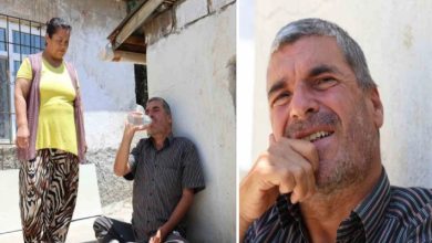 Görsel, iki kareden oluşan bir kolaj şeklinde hazırlanmış. Sol tarafta bir kadın, evin avlusunda oturan orta yaşlı bir erkeğin yanında duruyor; erkek elindeki şişeden su içerken görülüyor. Sağ tarafta ise aynı erkeğin yakın plan portresi yer alıyor. Arka planda sade bir ev duvarı ve açık hava ortamı bulunuyor. Görsel, günlük yaşamını sürdüren bir engelli birey ile ona destek olan yakınının hikâyesini yansıtıyor.