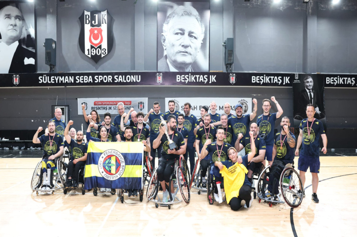 Şampiyonluk Kupası Fenerbahçe İstanbul Jet TS Basketbol Takımı Oyuncularının Ellerinde Yükseldi