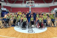 Fenerbahçe İstanbul Jet Tekerlekli Sandalye Basketbol Takımı oyuncuları ve teknik heyet sağ yumruk sıkarak poz veriyor.