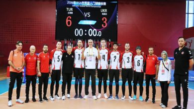 Golbol Erkek Milli Takımımız ve teknik kadro 6-3 skoru gösteren tabela önünde poz veriyor.