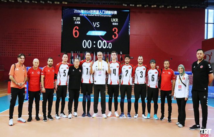 Golbol Erkek Milli Takımımız ve teknik kadro 6-3 skoru gösteren tabela önünde poz veriyor.