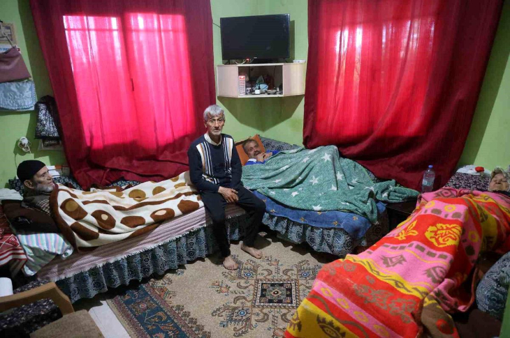 Sabahaddin Özalan, Yaşlı Anne ve Babası ile Engelli Kardeşinin Bakımını Üstleniyor