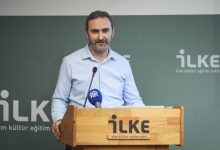 İlim Kültür Eğitim (İLKE) Vakfı Yönetim Kurulu Üyesi Kurtuluş Öztürk, kürsüde konuşma yapıyor.