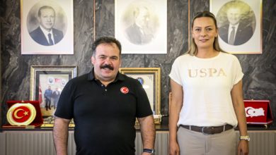 Türkiye İşitme Engelliler Spor Federasyonu Başkanı Dursun Gözel ile Antrenör Oya Erginay yan yana poz veriyor.