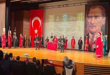 İşitme Engelliler Mehter Takımı sahnede konser veriyor.